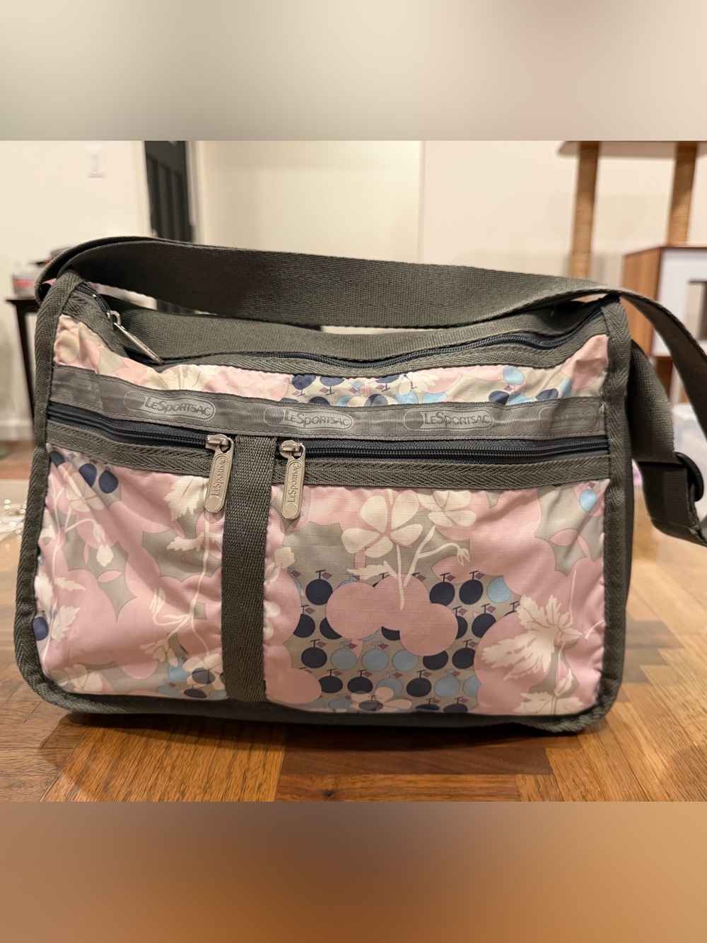 LeSportsac Deluxe Everyday Lavender Grey Floral print